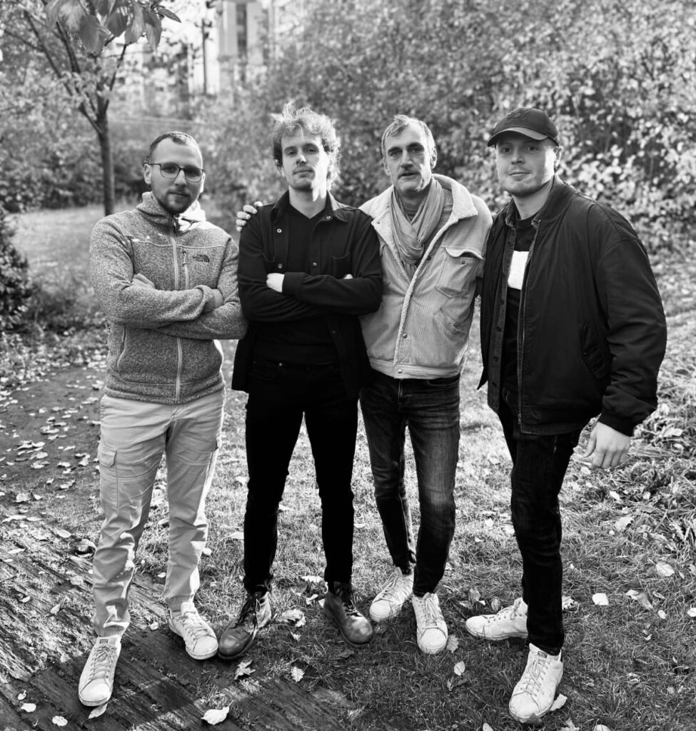 Dwellin is an alternative rock band from Paris. Jo, Andy, JD and Toto.